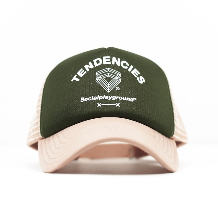 Tendencies “Social Playground”: Topi Trucker Retro dengan Gaya Urban yang Kuat